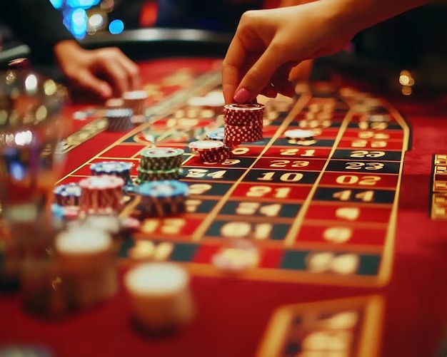 tajirqq app home screen showing live casino tables, sportsbook markets for Liga 1 and Piala AFF, and slot games